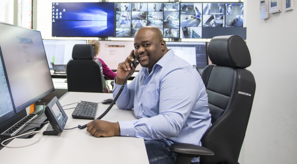 Foto medewerker in centrale meldkamer